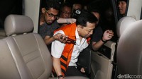Setya Novanto memasuki mobil tahanan KPK.