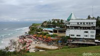 Lokasi Pantai Dreamland ada di dalam kompleks Bali Pecatu Graha (New Kuta Golf), jadi traveler harus melewati kawasan resor dan baru bisa mencapai pantai (Masaul/detikTravel)