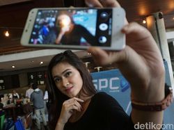 Menjajal Ponsel Selfie Lokal Rp 900 Ribu