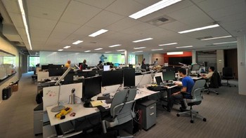 Suasana ruang kerja karyawan Microsoft. Ini adalah bagian tim kerja aplikasi Skype. Dibandingkan startup yang meriah, tampak kantor Microsoft bergaya konvensional. (Foto: Filmateria Digital LLC)