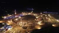 Stadion Utama Provinsi Papua ini dibangun oleh kontraktor PT Pembangunan Perumahan (PTPP) dan Penta Rekayasa lewat kerja sama operasi. Pendanaan proyek berasal dari APBD Provinsi Papua dengan nilai kontrak sebesar Rp 1,39 triliun.