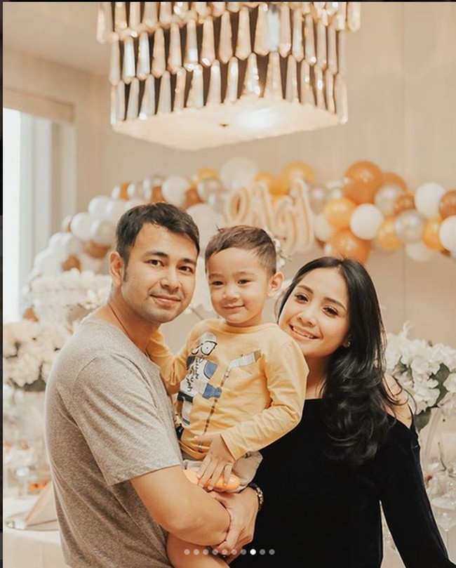 Raffi Ahmad juga dikenal dengan gaya hidup mewahnya. Tapi, suami Nagita Slavina ini memiliki jiwa sosial yang tinggi. Raffi beberapa kali diketahui melakukan bakti sosial dan memberikan santunan di panti asuhan atau di pinggir jalan bersama dengan klub motor gedenya.  Foto: Dok. Instagram/raffinagita1717