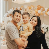 Raffi Ahmad juga dikenal dengan gaya hidup mewahnya. Tapi, suami Nagita Slavina ini memiliki jiwa sosial yang tinggi. Raffi beberapa kali diketahui melakukan bakti sosial dan memberikan santunan di panti asuhan atau di pinggir jalan bersama dengan klub motor gedenya.  Foto: Dok. Instagram/raffinagita1717