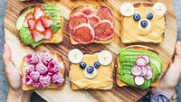 Roti panggang ini terlihat menggemaskan dengan selai kacang dan irisan buah-buahan segar yang cantik. Foto: Instagram/@anettvelsberg