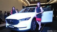 CX-5 memiliki semua yang dibutuhkan oleh mobil-mobil SUV di kelasnya. Mulai dari desain mewah hingga fitur di dalamnya. CX-5 juga memiliki handle yang baik dan responsif saat dikendarai. Itulah yang menjadi bekal Mazda CX-5 menjadi yang terbaik. Foto: Ruly Kurniawan
