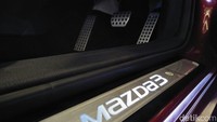 Pedal aluminium dan LED Scuff plate merupakan aksesoris tambahan di Mazda3 Speed. Selain itu ada juga aksesori front under skirt, rear under skirt, side under skirt, signature illumination, black door mirror caps, pelek 18 inci, black roof spoiler, black shark fin antena, dan LED interior light. Foto: Ruly Kurniawan