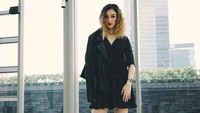 Natasha terlihat lebih dewasa dengan dress hitam dan jaket kulit. (Dok. Instagram/natasharyder)