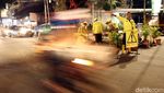 Pasukan Kuning Perbaiki Jalan Wahid Hasyim