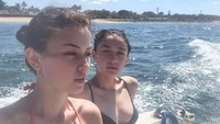 Kakak beradik Kimberly Ryder dan Natasha Ryder juga mencuri perhatian. Pilih siapa? Foto: Dok. Instagram/kimbrlyryder