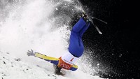 Mengtao Xu (China) terjungkal tak terkendali saat beraksi di nomor ski gaya bebas wanita (Photo by Clive Mason/Getty Images)