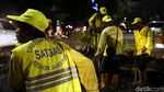 Pasukan Kuning Perbaiki Jalan Wahid Hasyim