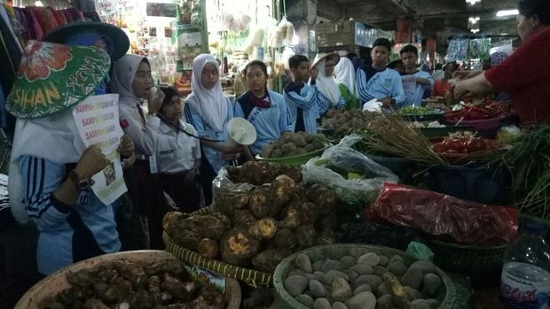 Para pelajar mengimbau agar pengunjung dan pedagang membuang sampah di tempatnya