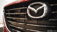 Logo Mazda terlihat di grille Mazda3 Speed. Aksesori tambahan ini merupakan aksesori langsung dari Jepang. Foto: Ruly Kurniawan