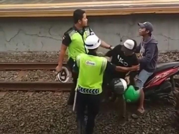 Viral Pemotor Nekat Masuk Rel Stasiun Taman Kota, Ini Faktanya