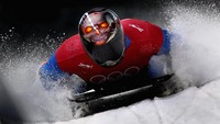 Joseph Luke Cecchini (Italia) jadi pusat perhatian saat dia menghias helmnya dengan wajah tengkorak di Olympic Sliding Centre (Photo by Clive Mason/Getty Images)