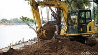 Ekskavator dikerahkan untuk melakukan perbaikan Danau Sunter, Senin (19/2/2018).