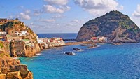 Suasana romantis Italia memang khas. Melancong ke sebuah pulau vulkanik bernama Ischia, kamu bakal tambah jatuh cinta sama Italia. (Thinkstock)