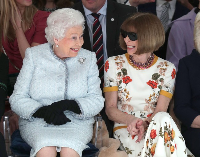 Biasa terlihat kaku, Ratu Elizabeth II sesekali tersenyum dan tertawa saat bercakap dengan Anna Wintour. Keduanya tampak akrab. (Foto: Yui Mok - Pool/Getty Images)