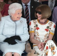 Biasa terlihat kaku, Ratu Elizabeth II sesekali tersenyum dan tertawa saat bercakap dengan Anna Wintour. Keduanya tampak akrab. (Foto: Yui Mok - Pool/Getty Images)