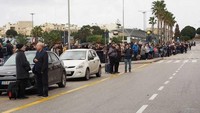 Penampakan kerumunan orang yang menunggu di dekat bandara saat pemadaman masih berlangsung pada Selasa (20/2) waktu setempat. Foto: Michael Camilleri/independent.com.mt