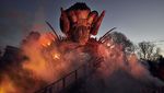 Foto: Dahsyat! Roller Coaster Pakai Efek Terbakar