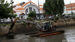 Pengerukan Lumpur Anak Kali Ciliwung