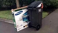 Buang kardus televisi mahal di tempat sampah tetangga supaya rumah Anda tidak jadi sasaran garong. Istimewa/Boredpanda.