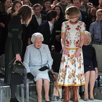 Pakar Kepribadian William Hanson sependapat. Menurutnya, memakai kacamata hitam di dalam ruangan sangat tak lazim mengingat itu adalah aksesori out-door. (Foto: Getty Images)