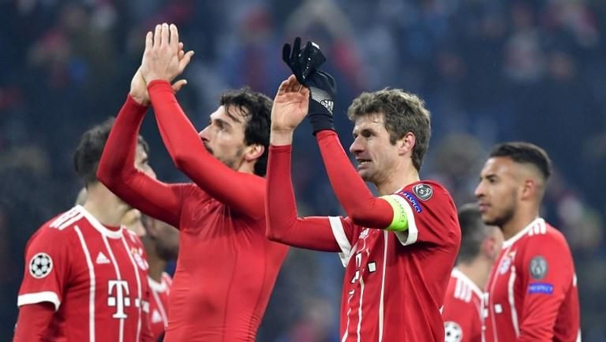 Pemain Bayern Munich usai mengalahkan Besiktas 5-0 di leg pertama 16 besar Liga Champions. (Foto: JOHN MACDOUGALL/AFP Photo)