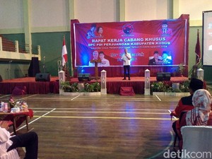 Hadiri Rakercabsus PDIP di Kudus, Ganjar Bertemu Yasin Lainnya