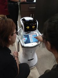 Hari Ini Pizza Hut Perkenalkan Black Pizza Bersama Robot Sammy dan Sally
