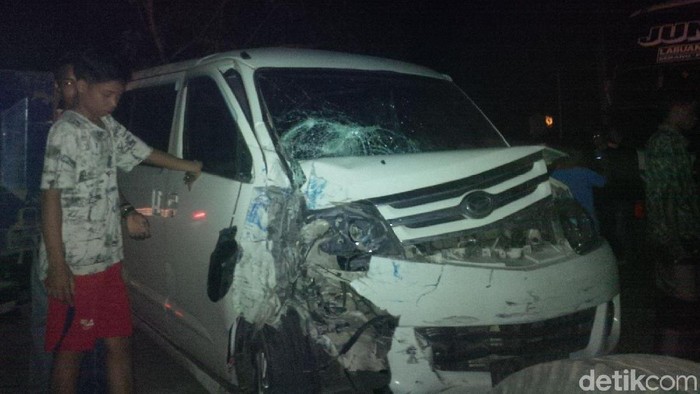 2 Mobil dan Truk Tabrakan di Serang, 1 Orang Luka Parah