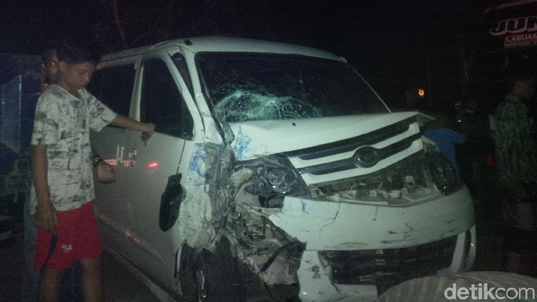 2 Mobil dan Truk Tabrakan di Serang, 1 Orang Luka Parah 2 Mobil dan Truk Tabrakan di Serang, 1 Orang Luka Parah