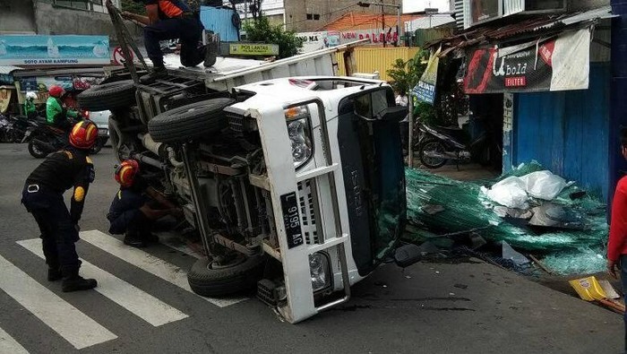 Muatan Tak Imbang, Truk Muat Kaca Terguling