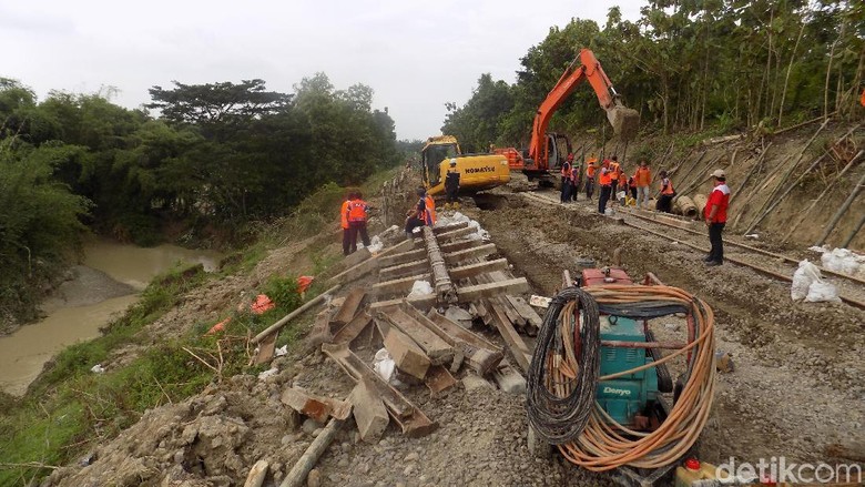 Jalur KA yang Longsor di Grobogan Selesai Diperbaiki Jalur KA yang Longsor di Grobogan Selesai Diperbaiki