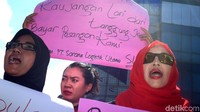 Mereka menuntut pembayaran pesangon oleh PT Modern Group yang belum dipenuhi.