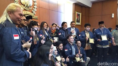 Foto: Saat Pasha dan Glenn Fredly Berpeci Temui Ketua MPR