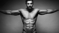 John Abraham menjaga tubuh kekarnya dengan rutin konsumsi karbohidarat pagi hari, tidur malam delapan jam, makan cukup kalori untuk membentuk otot. Foto: Instagram @thejohnabraham 