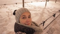 Walau dingin, wajah Luna tetap menunjukkan ekspresi senang. Liburan memang membuat orang bahagia (@lunamaya/Instagram)