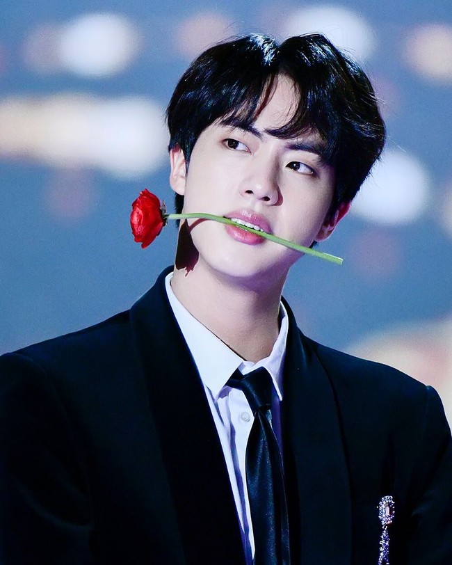 Selalu EkstraSelain lucu, Jin BTS dikenal selalu ekstra. Tingkahnya yang kadang berlebihan sering membuat para penggemar dan sesama member BTS tertawa. Salah satu tingkah ekstra Jin adalah hobinya melakukan flying kiss kepada kamera atau orang. Foto: Instagram