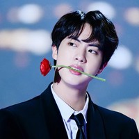 Selalu EkstraSelain lucu, Jin BTS dikenal selalu ekstra. Tingkahnya yang kadang berlebihan sering membuat para penggemar dan sesama member BTS tertawa. Salah satu tingkah ekstra Jin adalah hobinya melakukan flying kiss kepada kamera atau orang. Foto: Instagram