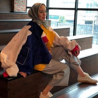 Busana oversized juga jadi pilihan yang tepat untuk hijabers. Selain terlihat stylish, busana oversized menutupi lekukan tubuh sehingga terlihat lebih sopan. Fenita Arie memilih atasan oversized dengan bloking warna yang keren.Foto: Instagram