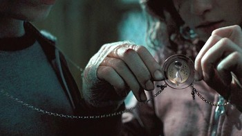 Dalam film Harry Potter: The Prisoner of Azkaban, Hermione hanya memutar piringan pada sebuah kalung untuk melakukan perjalanan waktu. (Foto: Pinterest)