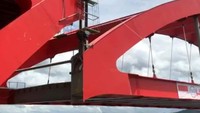 Pemasangan rangka dilakukan dengan cara dilifting menggunakan crane. Pengangkatan dilakukan oleh masing-masing pelengkung, setelah mendapatkan ijin dari Komisi Keselamatan Jembatan dan K3. Pool/Ditjen Bina Marga.