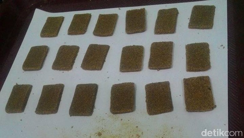 3 Siswi SMK di Rembang Ciptakan Obat Anti Nyamuk dari Buah Kawis 3 Siswi SMK di Rembang Ciptakan Obat Anti Nyamuk dari Buah Kawis