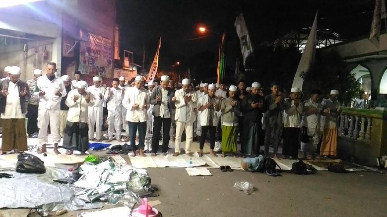 Massa PA 212 Salat Subuh Berjamaah di Masjid Baitul Amal Massa PA 212 Salat Subuh Berjamaah di Masjid Baitul Amal