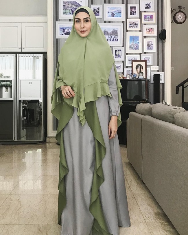 Fenita Arie juga memiliki koleksi khimar yang stylish. Untuk kamu yang baru berhijab, pilih khimar dengan bahan yang nyaman dan desain yang simple agar leluasa bergerak.Foto: Instagram