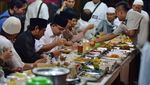 Mengintip Gaya Anies Baswedan Saat Mencicip Kupat Tahu hingga Pecel Lele
