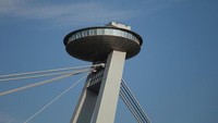 Jembatan UFO dibangun tahun 1972 di atas Sungai Danube dan hampir setiap hari ramai dilalui kendaraan (Thinkstock)