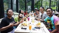 Saat di Bali, Jevin dan Rini terlihat sedang makan siang di sebuah kafe yang asri bersama teman-temannya. Foto: Istimewa